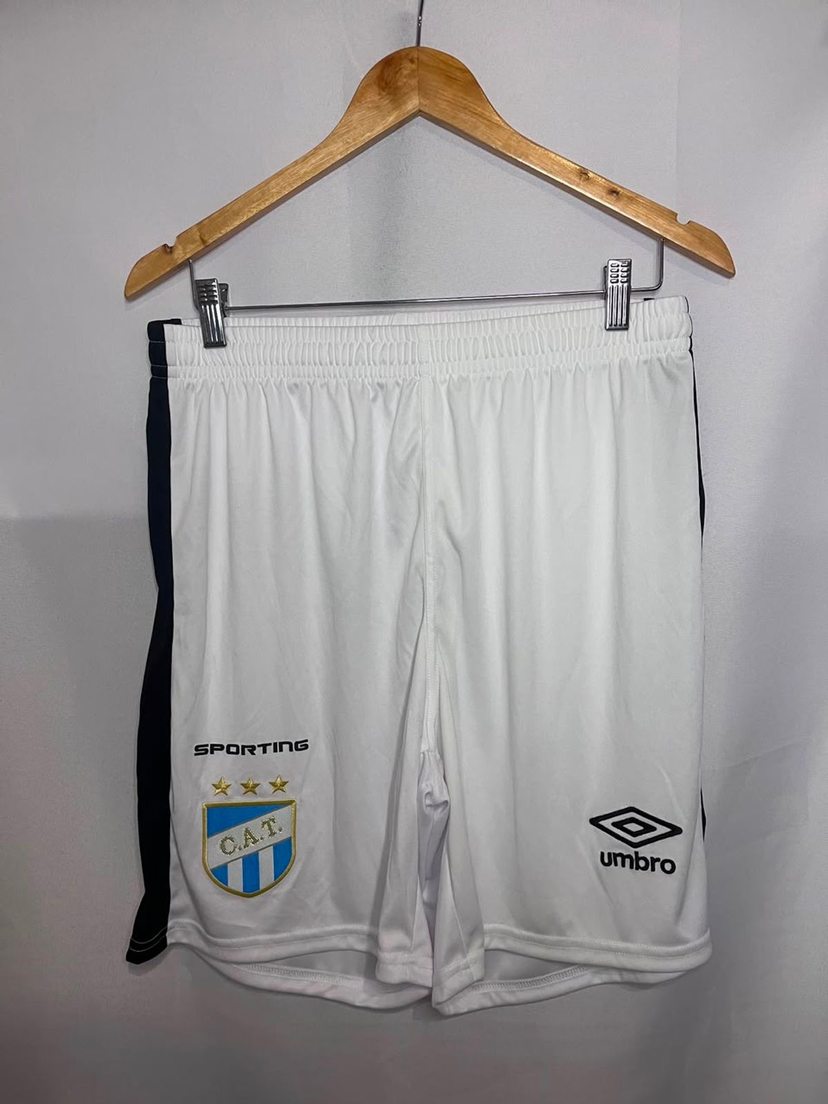 Short Atletico Tucuman Umbro Original, frente completo.