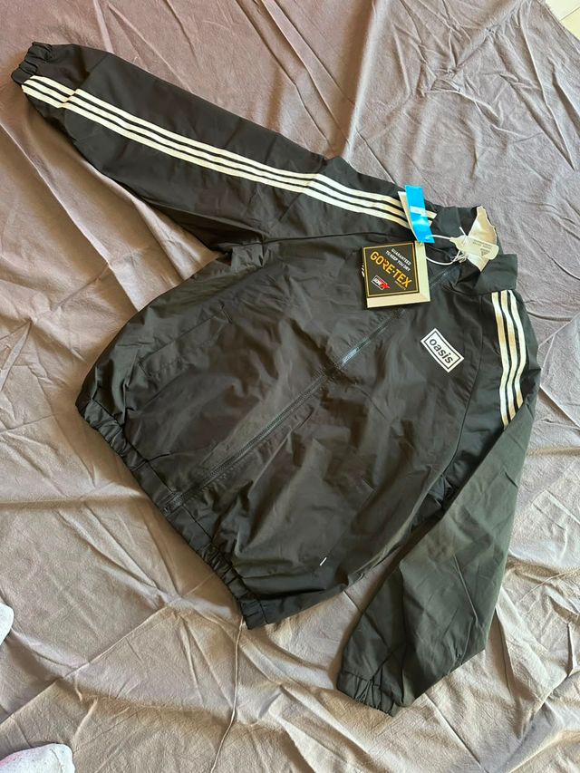 Rompevientos Adidas Oasis, frente completo.