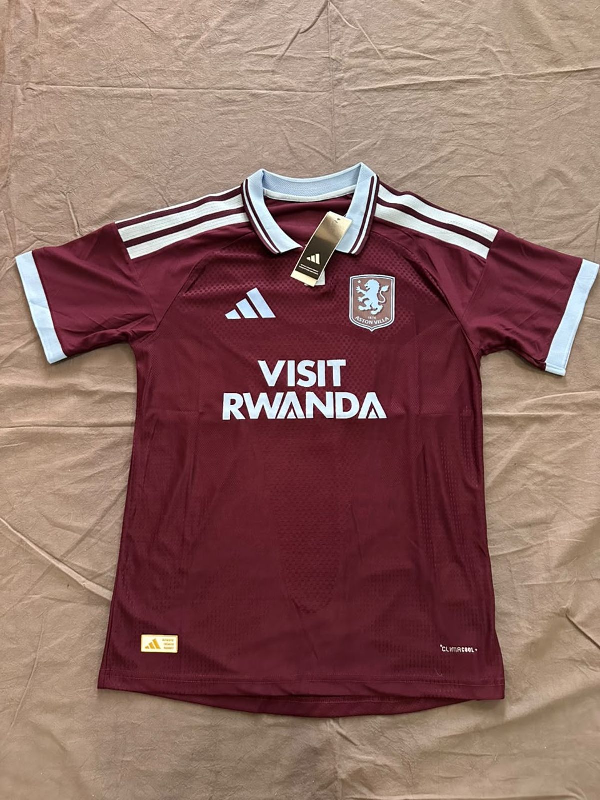 Camiseta Aston Villa, frente completo.