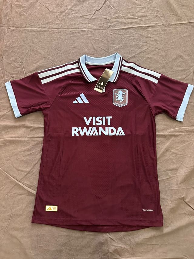 Camiseta Aston Villa, frente completo.