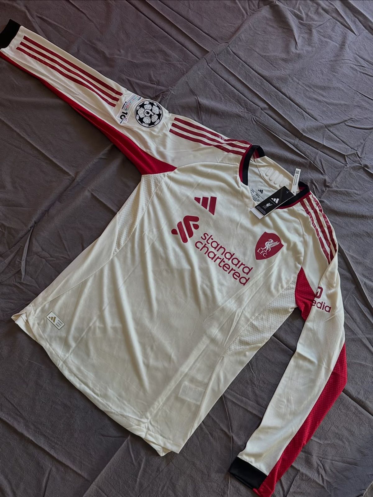 Camiseta Liverpool Manga Larga, frente completo.