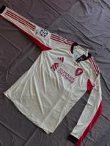 Camiseta Liverpool Manga Larga, frente completo.