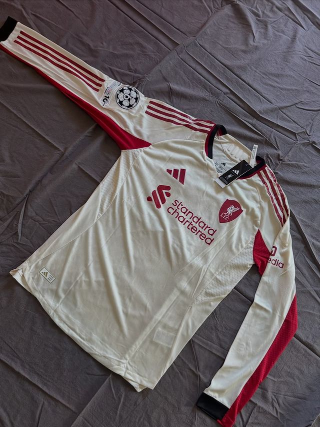 Camiseta Liverpool Manga Larga, frente completo.