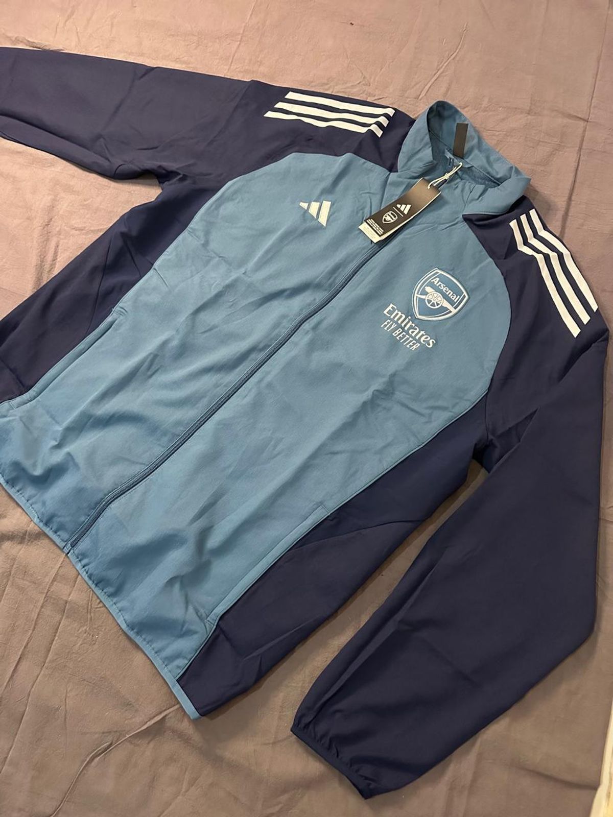 Rompeviento Adidas Original Arsenal , frente completo.