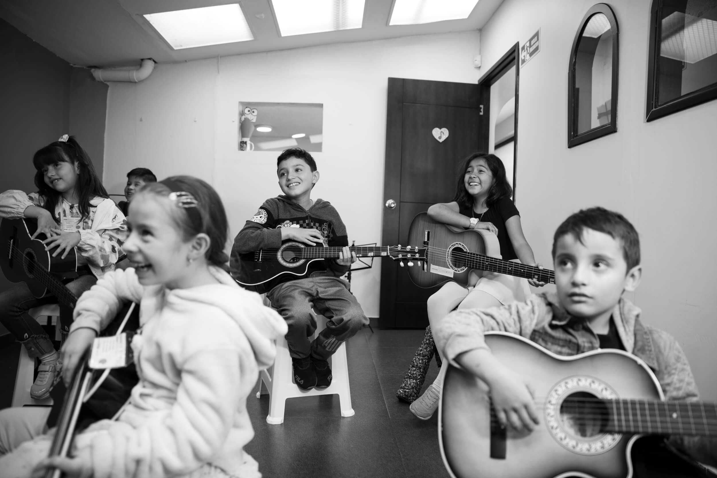 7 habilidades que tu hijo desarrolla en cada clase de arte y música sin saberlo