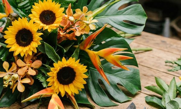Arranjo de flores para Dia dos Pais sendo montado passo a passo