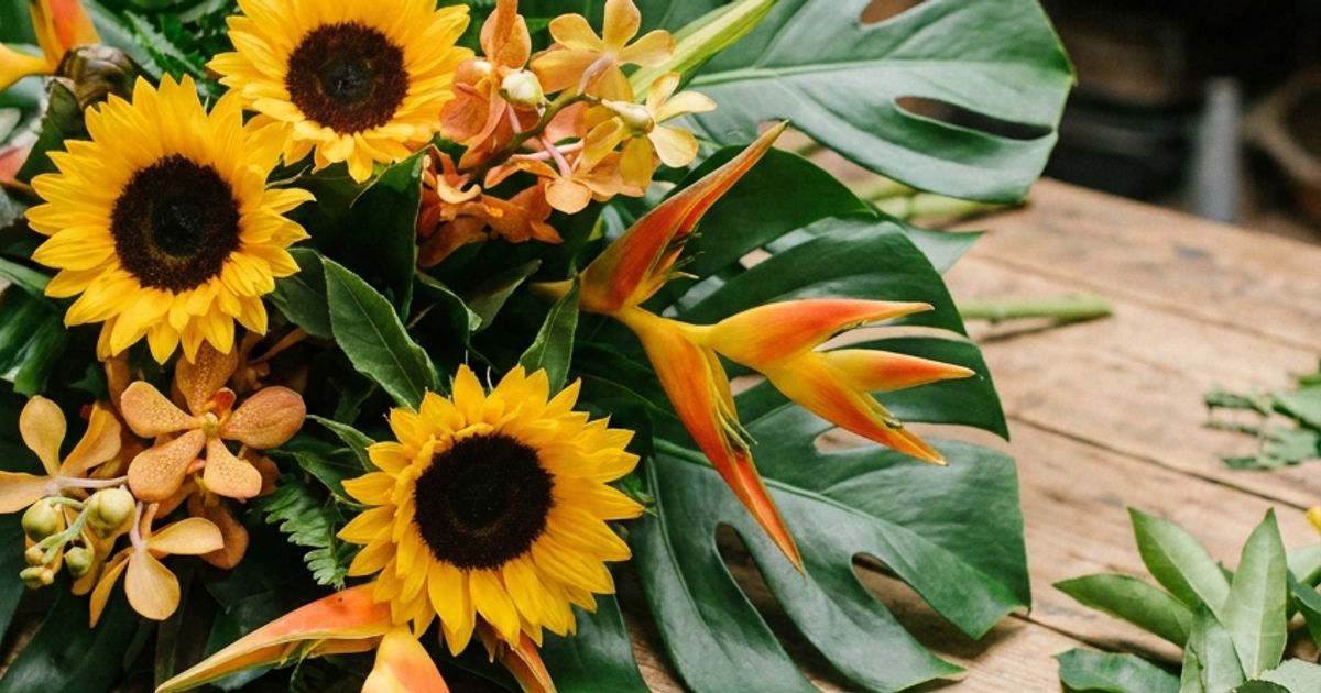Arranjo de flores para Dia dos Pais sendo montado passo a passo