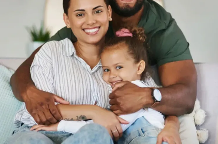 Familia feliz en Alemania protegida por un seguro de salud privado
