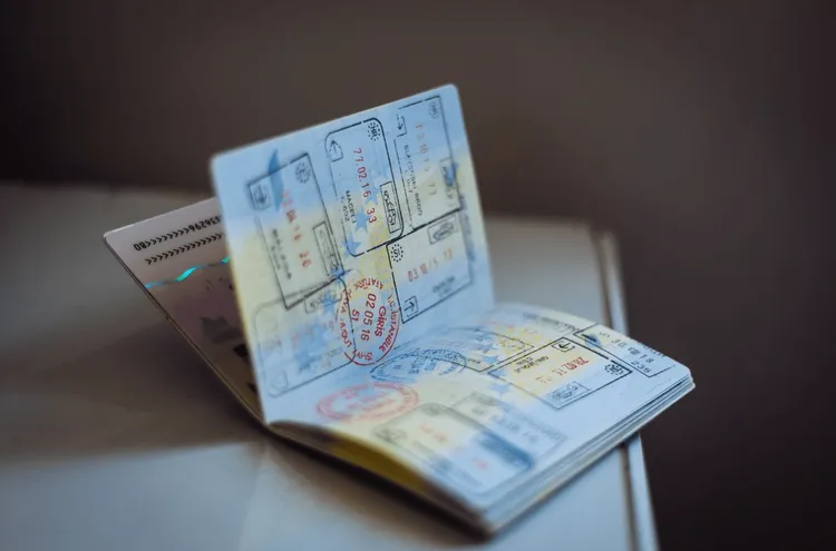 Pasaporte sobre un escritorio, seguro de salud internacional para Alemania