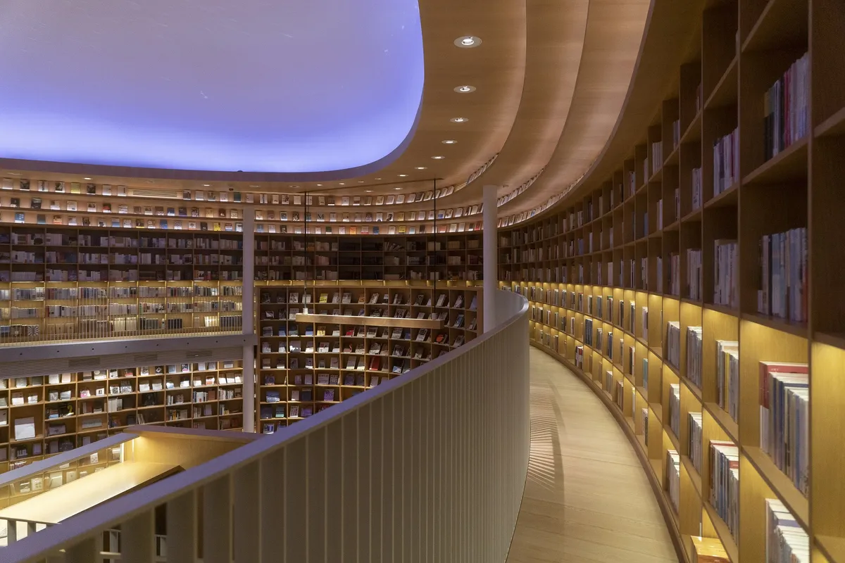 Biblioteca futuristica con illuminazione moderna — piano di studio intelligente con AI