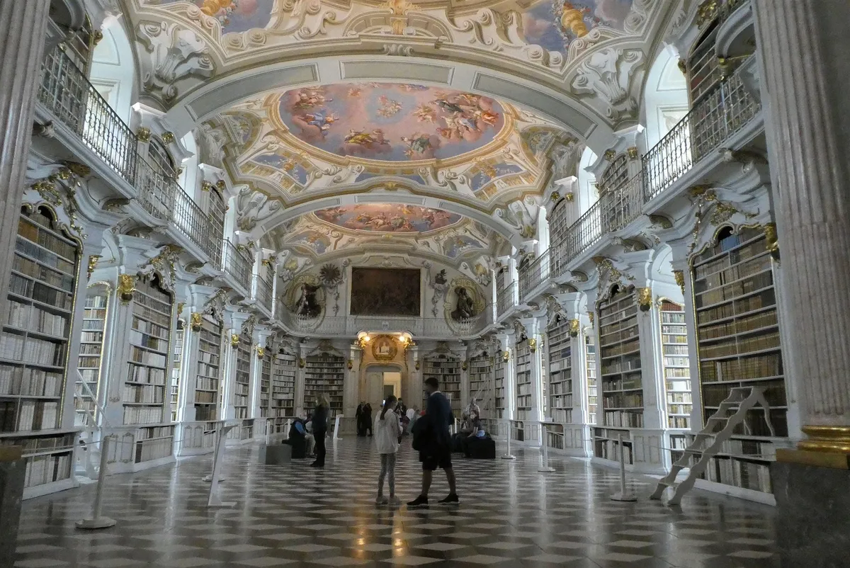 Biblioteca barocca con soffitto affrescato — StudierAI per Docenti