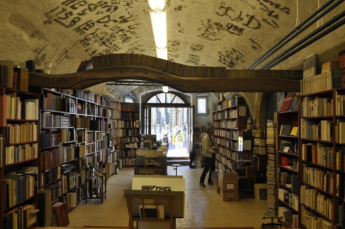 Libreria intima con libri antichi — StudierAI per Genitori