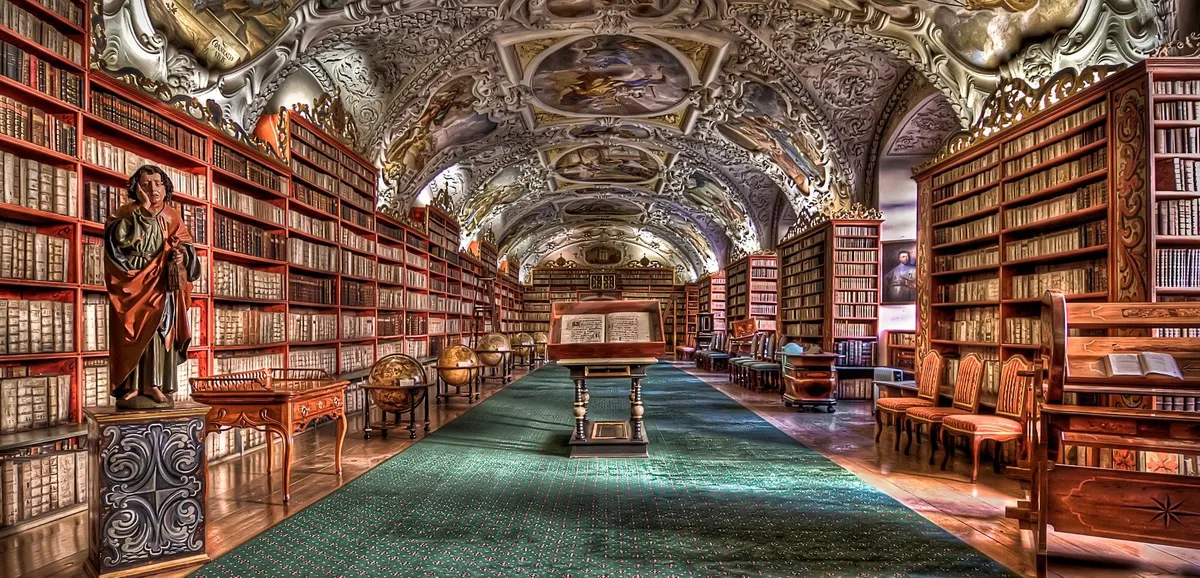 Biblioteca storica di Praga con soffitto affrescato — StudierAI piattaforma AI per lo studio