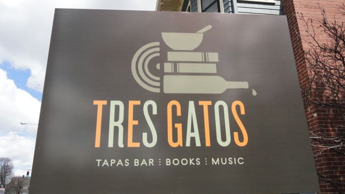 Tres Gatos Sign
