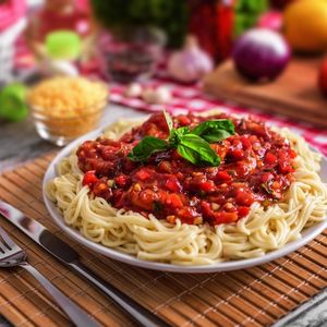 Spaghetti with sauce.