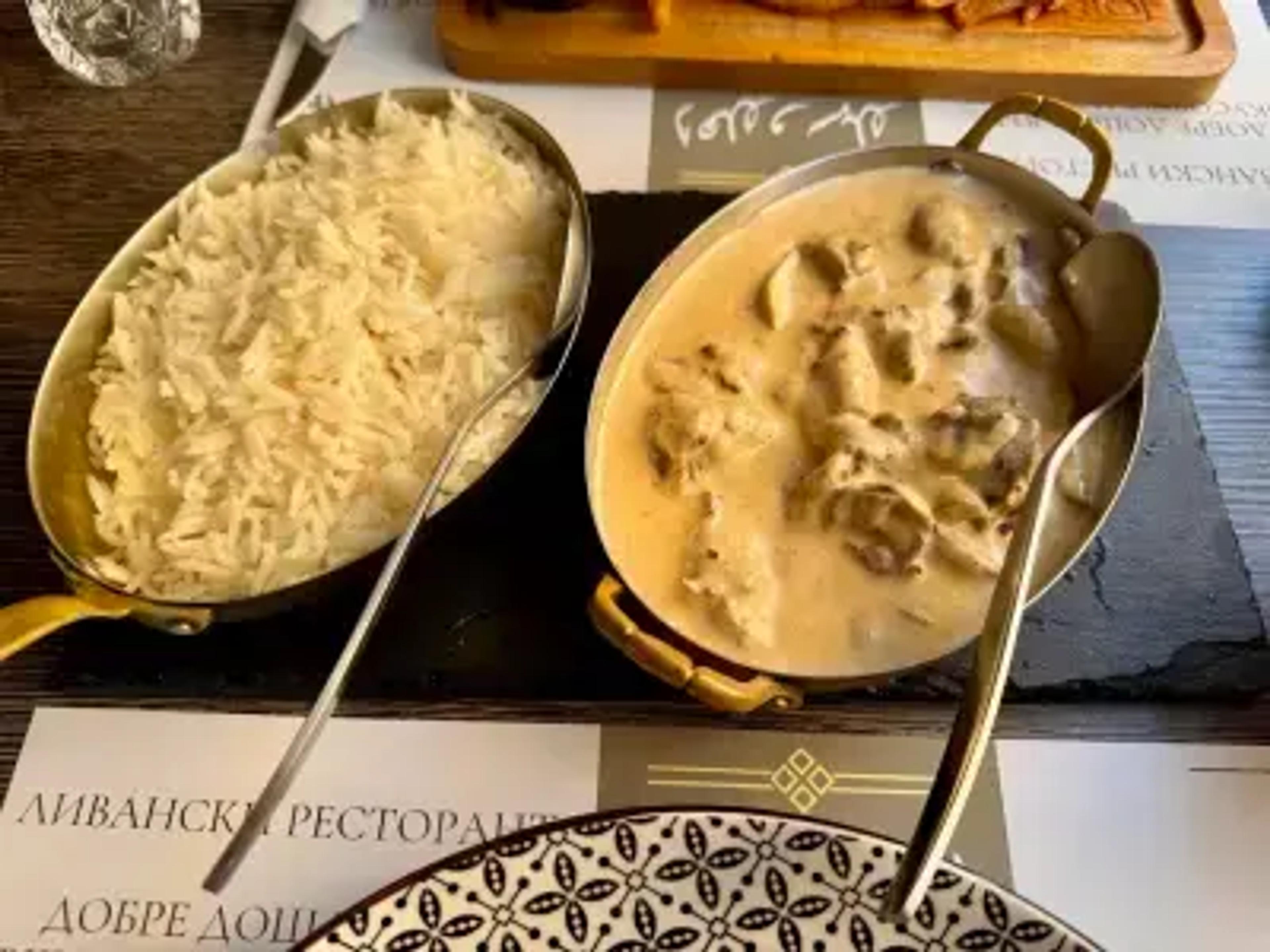 Пилешко с гъби и сос, сервирано с бял ориз.