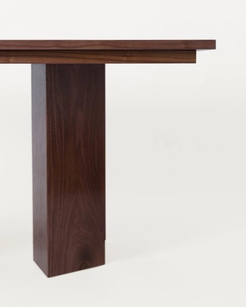 WALNUT DINING TABLE DETAIL