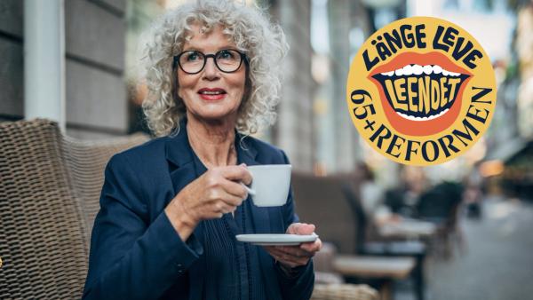 Äldre kvinna som ler och dricker kaffe