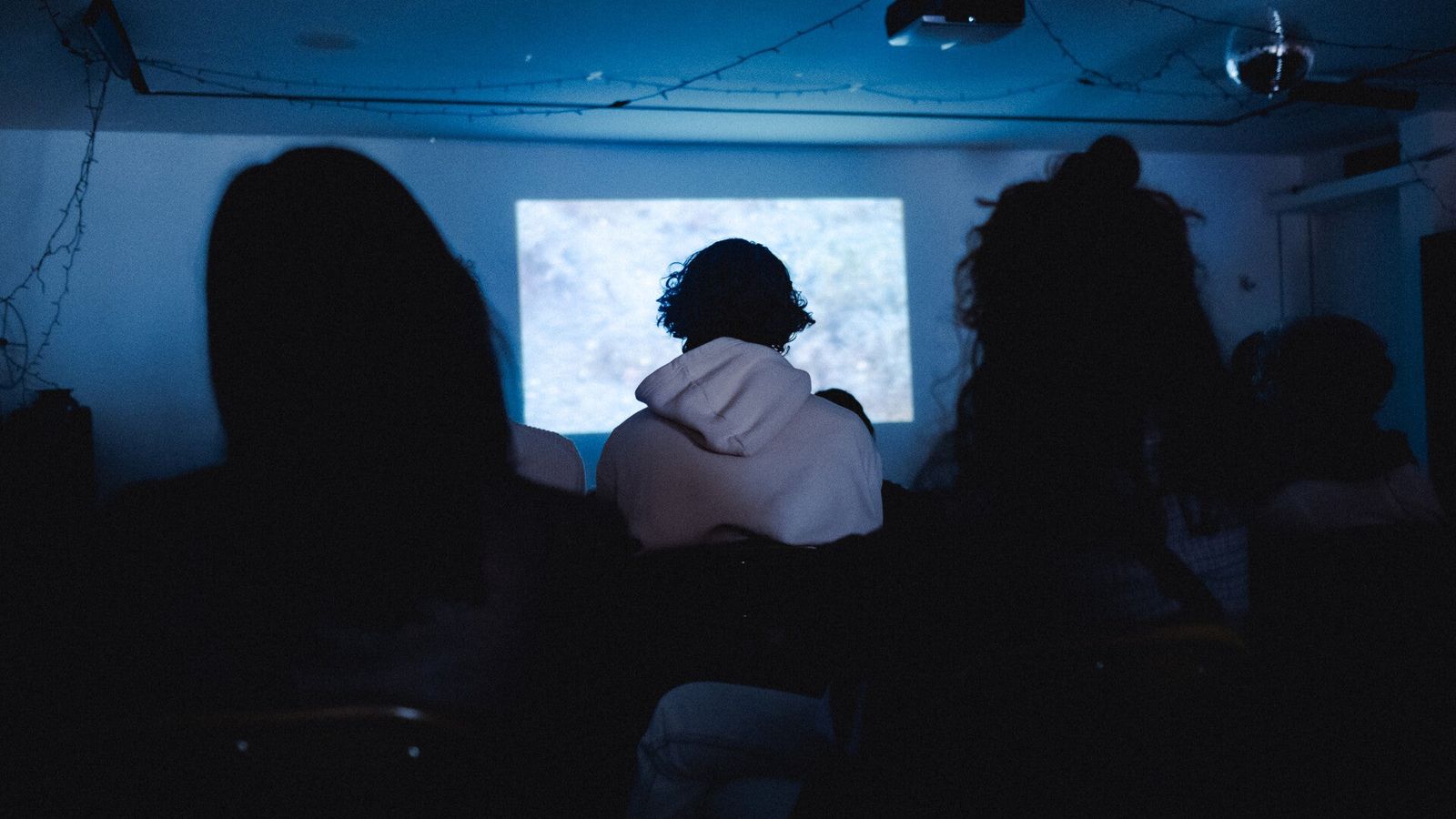 La Psychologie du Bleu : Comment la Couleur Affecte Nos Émotions au Cinéma