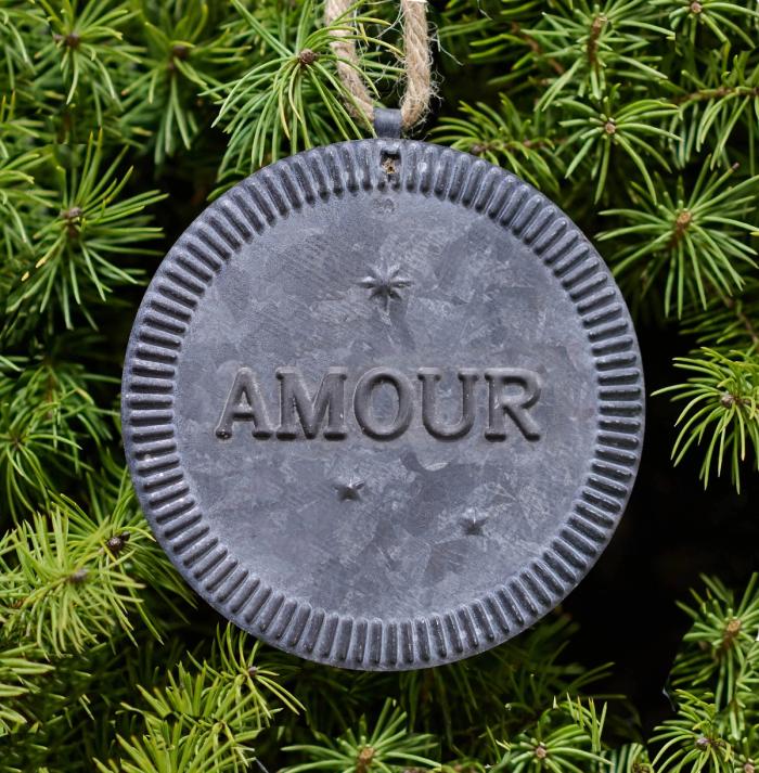 Authentic Finishes - Each piece in our tinware collection is hand-finished to achieve an authentically aged patina, reminiscent of antiques that have gracefully weathered the passage of time. Through expert craftsmanship, we recreate the natural wear and character that develop over centuries, resulting in a lived-in look that adds depth, beauty, and a sense of history to any home or garden.
