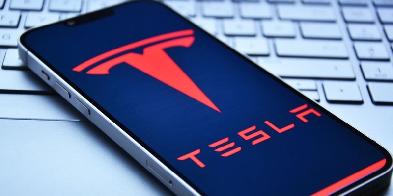 Tesla, consegne auto a guida autonoma a giugno. Musk molla Trump
