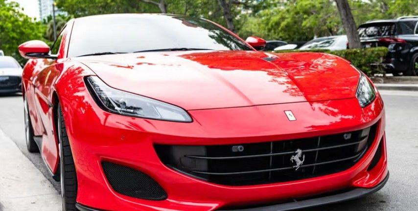 Azioni Ferrari di slancio dopo copertura di JP Morgan