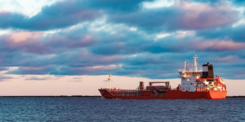 Fiammata del petrolio su timori per sanzioni a Russia e Iran