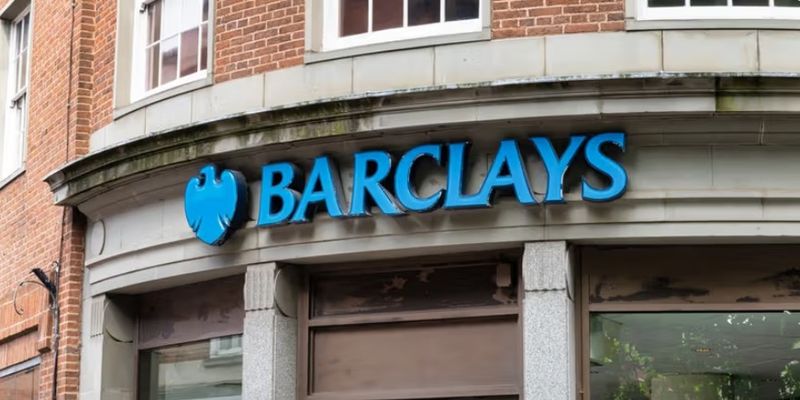 Barclays, sale l’utile nel trimestre ma pesa l’accantonamento da 200 milioni