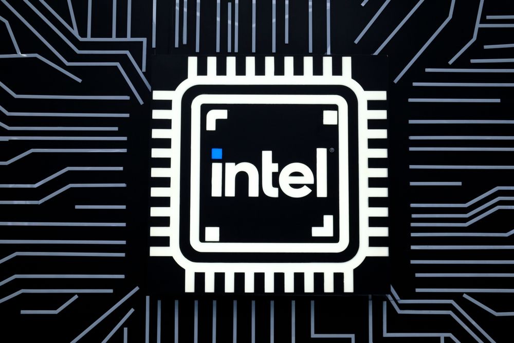 Intel torna sotto i riflettori: rally del titolo alla vigilia dei conti