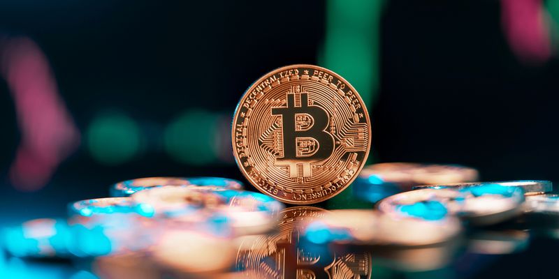 Bitcoin volatile in attesa dell’ok all’ETF. SEC hackerata