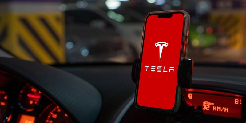 Tesla frena dopo il rally di ieri