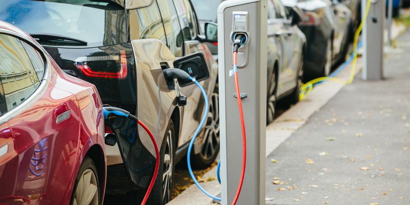 Doppio colpo Tesla e il rally continua