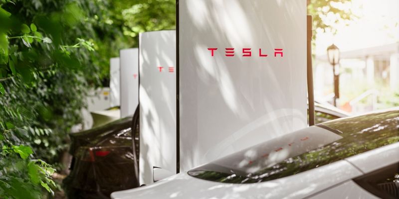 Tesla verso la trimestrale: le previsioni degli analisti
