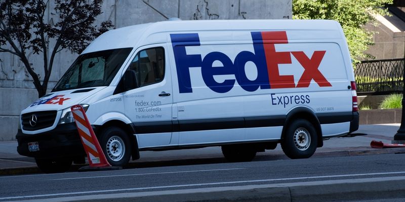 FedEx affonda dopo il taglio alle previsioni