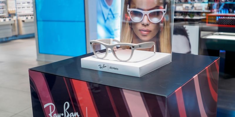 Meta e EssilorLuxottica aggiungono gli AI smart glasses con marchi Prada e Oakley