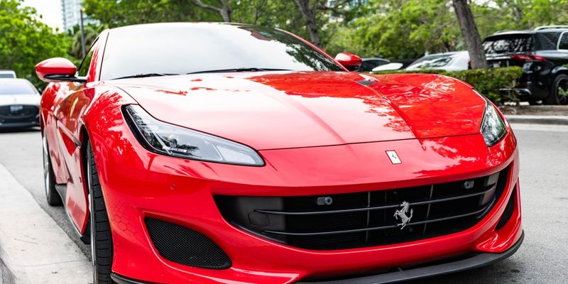 Stellantis nella nebbia: molto meglio investire in Ferrari