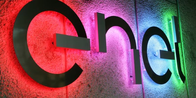 Enel, risultato netto in calo ma previsioni 2025 aumentate