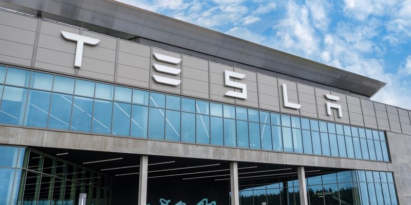 La folle corsa di Tesla continua: verso l’undicesima seduta utile consecutiva