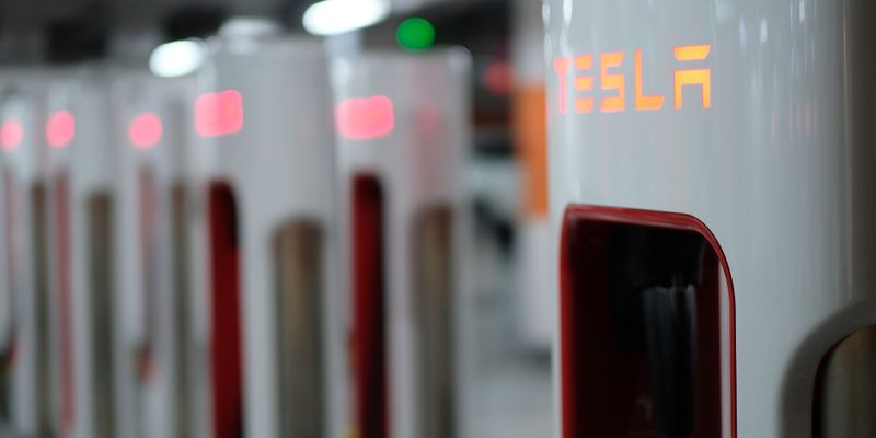Tesla ancora debole dopo il taglio dei prezzi in Cina