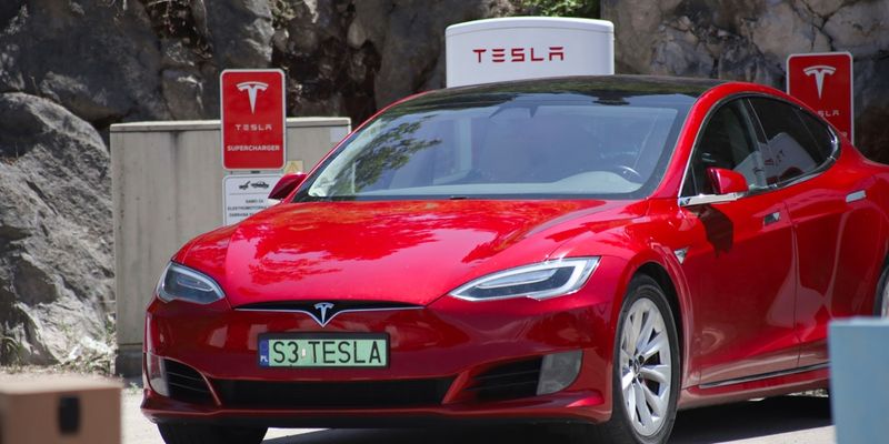 Tesla, primo calo annuale delle consegne e obiettivi mancati