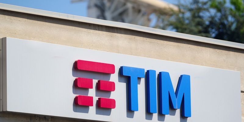 Tim riduce il debito ma avvisa sui rischi geopolitica