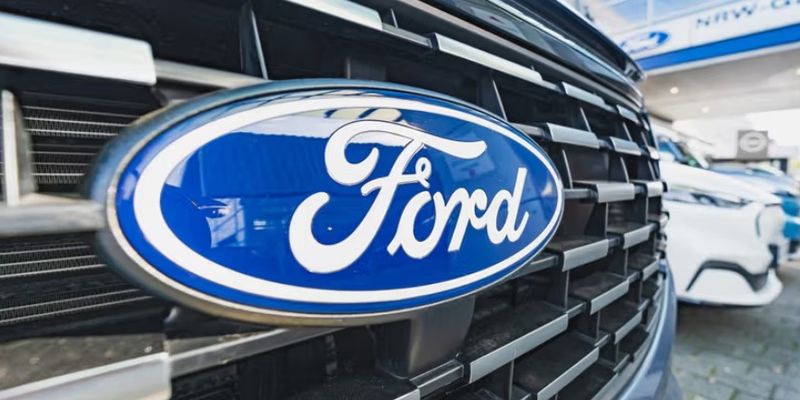 Ford taglia l’outlook a causa di un incendio