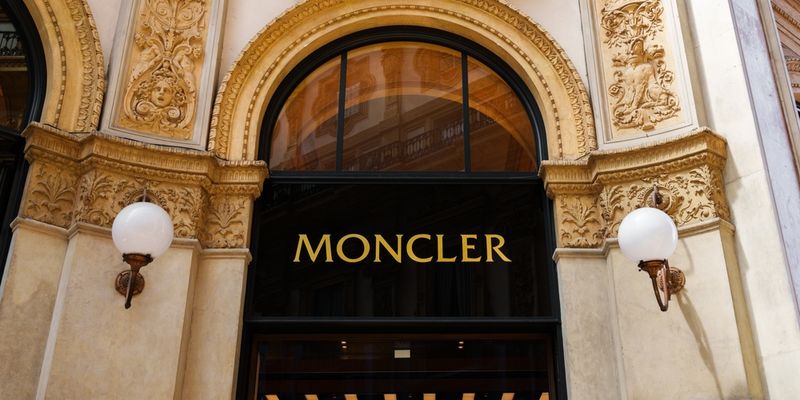 Moncler, taglio del target price da Santander