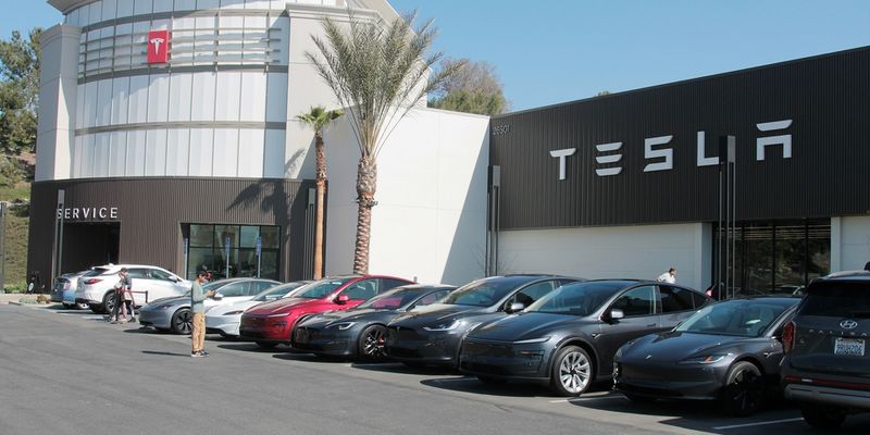 Le spine di Tesla: il robo-taxi vale davvero 1.000 miliardi?