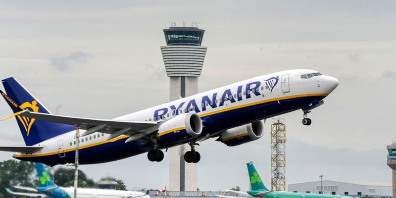 Ryanair, cala l’utile ma domanda forte per l’estate