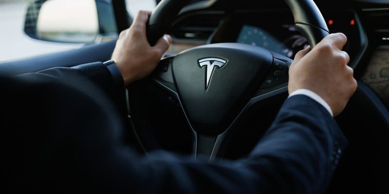 Tesla sorprende, analisti alzano i target price