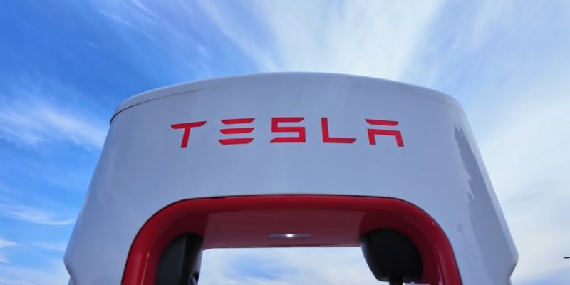 Tesla, vigilia di trimestrale: le previsioni degli analisti