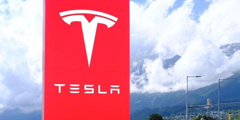 Tesla presenta il suo Cybertruck e sfida Rivian