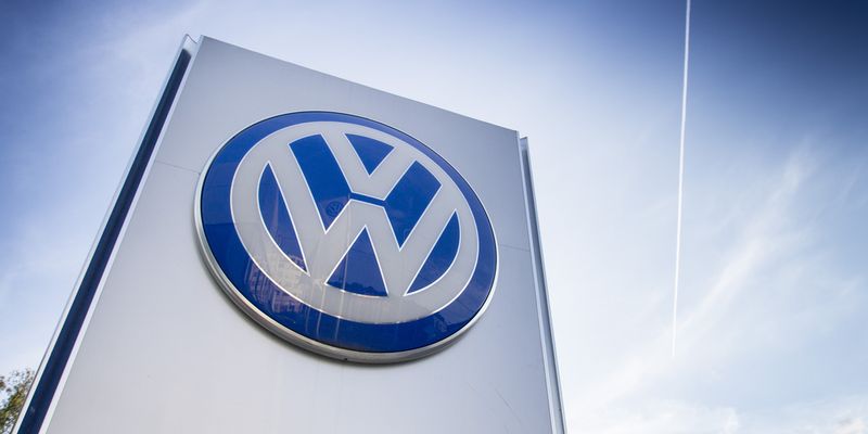 Volkswagen rallenta con gli EV. Jefferies e Rbc confermano Buy