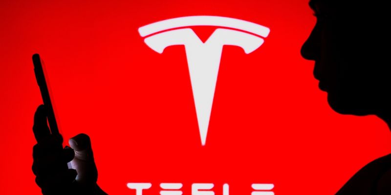 Tesla riduce la produzione in Cina, Elon Musk cambia idea sui dazi